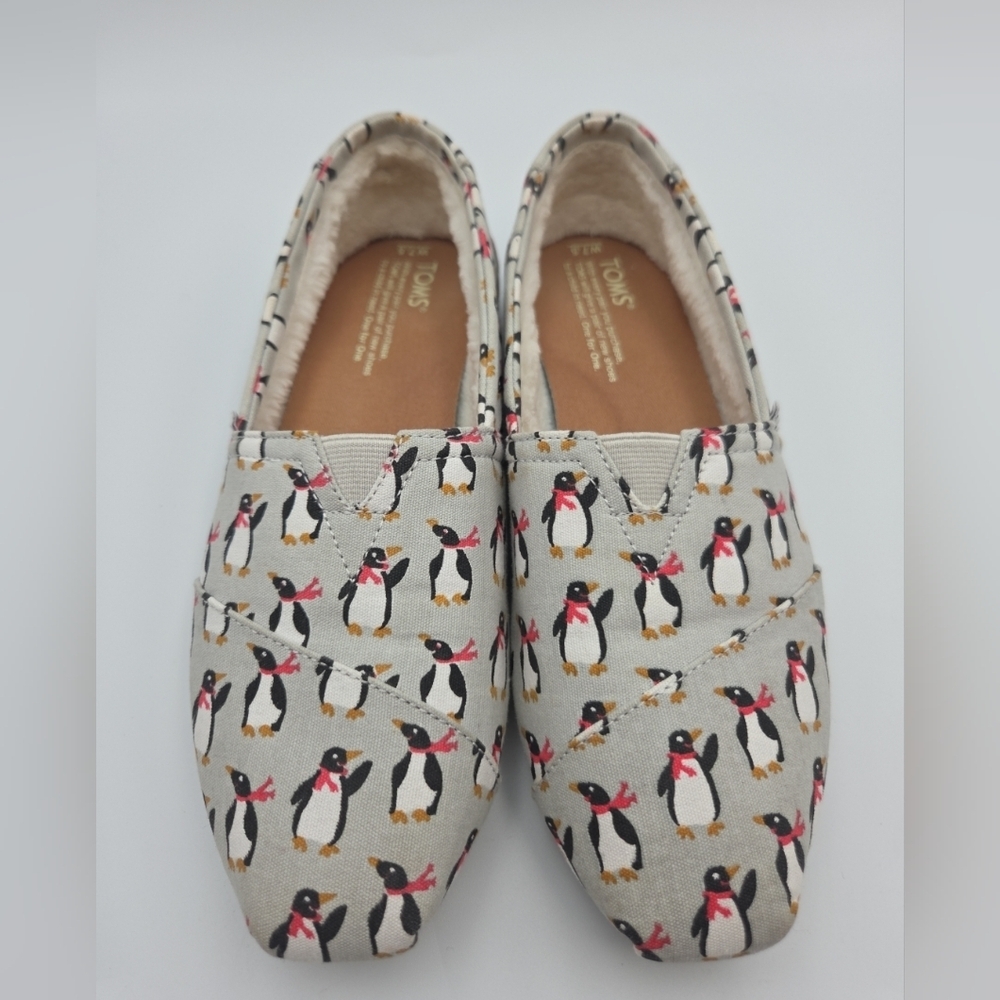 TOMS Alpargata Sz 7.5 Faux Fur Sherpa Lined Slip On Shoes Penquin Red Scarf EUC - Picture 1 of 8